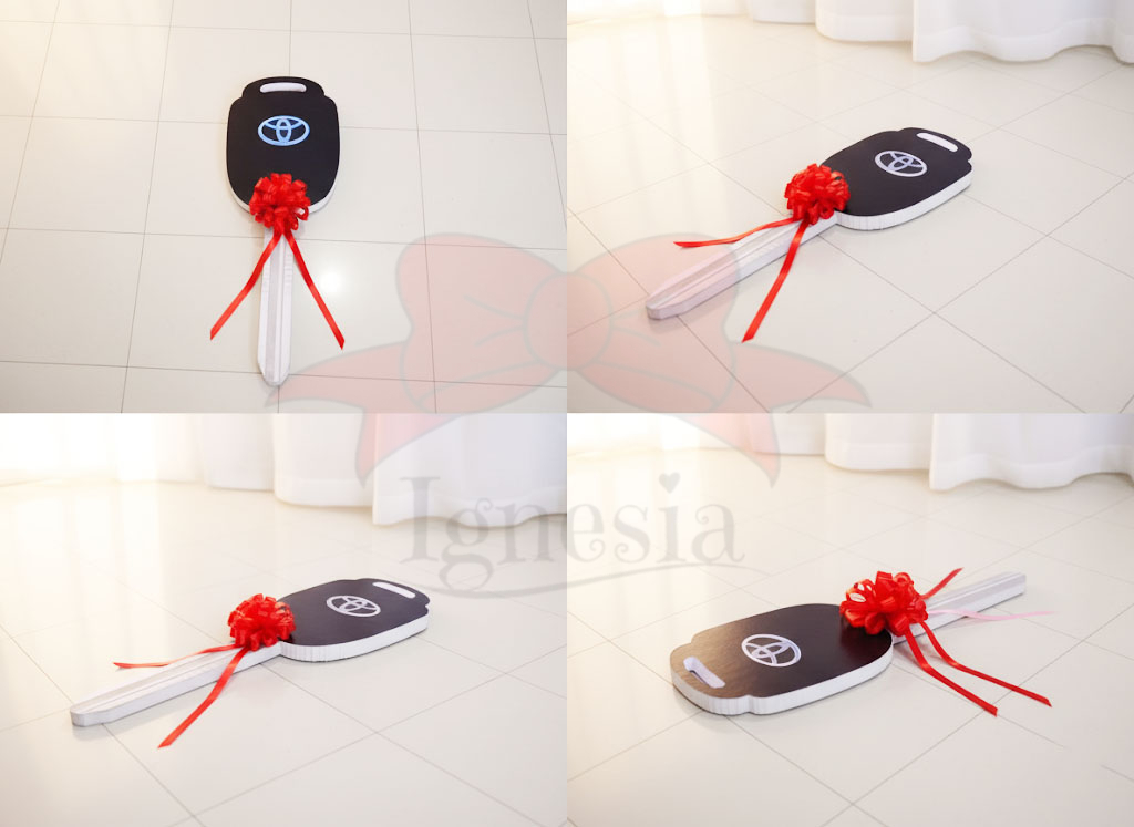 Dummy Key Kunci Mobil Toyota Raksasa untuk Simbolis Hadiah Kendaraan